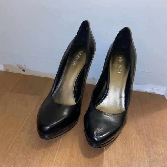 Simple Black Pumps - Picture 1 of 3
